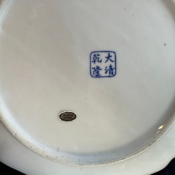 VTG Qing Chinese porcelain scalloped plate with scrolling blue lotus pattern - Picture 9 of 11